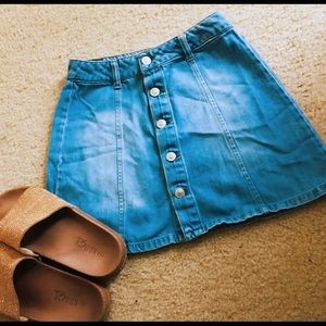 Light washed button skirt